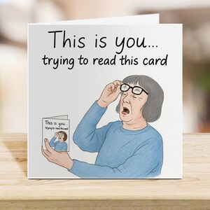 Carte de voeux drôle, carte de fête des mères « C'est vous, essayant de lire cette carte » Anniversaire humoristique pour maman - sarcastique et relatable, lunettes pour maman