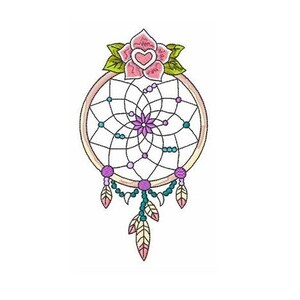 以下が含まれることがあります： 花と羽根が付いたピンクとパープルのドリームキャッチャー。ドリームキャッチャーはビーズの縁取りとウェブのようなデザインをしています。