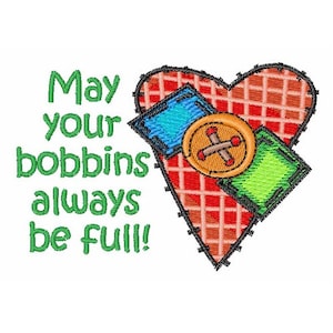 Może przedstawiać: Czerwone serce w stylu patchwork z guzikiem i kawałkami materiału. Tekst "May your bobbins always be full!" jest napisany na zielono.