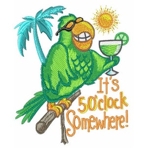 Puede incluir: Un loro verde con gafas de sol está posado en una rama con una palmera de fondo. El loro sostiene un cóctel verde con una rodaja de lima. El texto "It's 5 o'clock Somewhere!" está escrito debajo del loro.