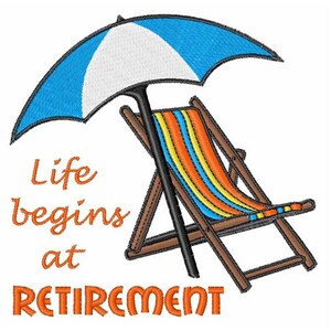 Op de afbeelding: Een kleurrijke strandstoel met een gestreepte stoffen zitting en een blauw-witte parasol. De tekst "Life begins at RETIREMENT" staat in oranje onder de stoel.