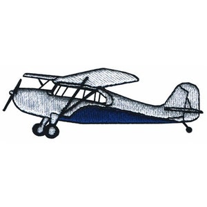 Puede incluir: Un avión bordado en gris y azul con una sola hélice. El avión está en vuelo y tiene una parte inferior azul.