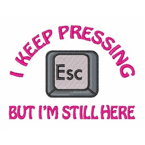 Könnte beinhalten: Rosaer Text auf weißem Hintergrund lautet "Ich drücke immer noch, aber ich bin immer noch da". Eine graue Computertaste mit dem Wort "Esc" in Schwarz befindet sich in der Mitte des Textes.