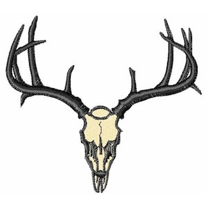 Puede incluir: Cráneo de ciervo bordado en blanco y negro con cuernos. El cráneo es de color crema y los cuernos son negros.