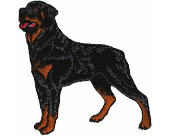 以下が含まれることがあります： 左を向いた黒いタンのロットワイラー犬が立っています。犬は前を向いて舌を出しています。