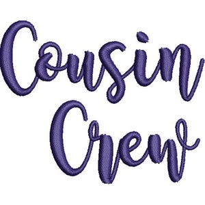 Peut inclure: Broderie de couleur violette avec le texte "Cousin Crew" en écriture cursive.