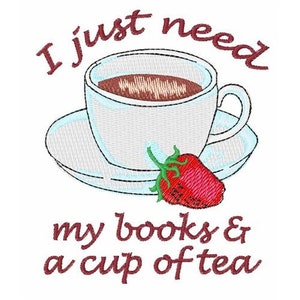Könnte beinhalten: Eine weiße Teetasse mit Untertasse und einer Erdbeere an der Seite. Der Text "I just need my books & a cup of tea" ist in Maroon geschrieben.