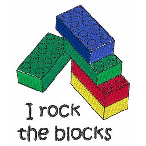 Könnte beinhalten: Ein Stapel bunter Spielzeugblöcke mit dem Text "I rock the blocks" darunter. Die Blöcke sind gelb, rot, grün und blau.