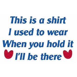 Op de afbeelding: Blauwe tekst op een witte achtergrond luidt "This is a shirt I used to wear When you hold it I'll be there" met twee rode harten aan weerszijden van de laatste regel.