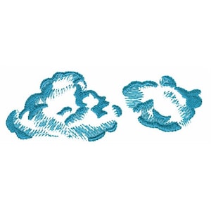 Peut inclure: Deux nuages brodés bleus sur un fond blanc.