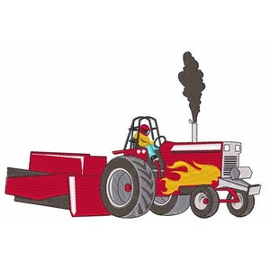 Könnte beinhalten: Ein roter Traktor mit Flammen, die an die Seite gemalt sind, ein Fahrer mit Helm und eine große schwarze Rauchwolke, die aus dem Auspuff kommt. Der Traktor zieht einen roten Wagen.