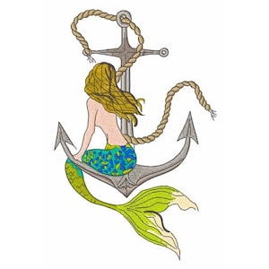 以下が含まれることがあります： 長い金髪の髪の毛を持つ人魚が、茶色のロープが巻き付けられた銀色の錨の上に座っています。人魚の尻尾は緑と青です。