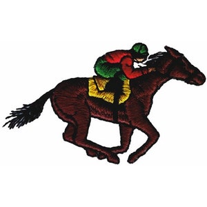 Può includere: Toppa ricamata raffigurante un cavallo da corsa e un fantino in azione. Il cavallo è marrone scuro, con una sella gialla e una coda nera. Il fantino indossa un casco verde, una camicia rossa e pantaloni verdi. Per abbigliamento.