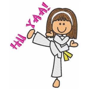 Puede incluir: Una ilustración de dibujos animados de una persona con un uniforme de karate blanco con un cinturón marrón, dando una patada con una pierna levantada en alto en el aire. La persona tiene el pelo castaño y sonríe. Las palabras "Hi! Ya-a!" están escritas en letras rosas sobre la cabeza de la persona.