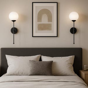 Applique murale noire moderne avec globe en verre opale - Luminaire vertical minimaliste, applique murale industrielle pour couloir, chambre ou salon