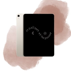 Könnte beinhalten: Ein schwarzes Tablet mit einem weißen Hintergrundbild eines Halbmondes und der Sonne mit dem Text "it is all part of the process".