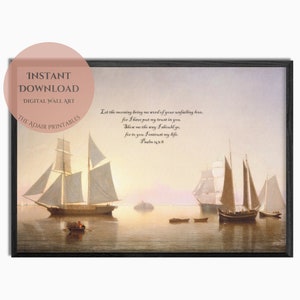 Può includere: Una stampa d'arte digitale che presenta un dipinto di tre navi che navigano su uno specchio d'acqua calmo al tramonto. La stampa include il versetto biblico "Che il mattino mi porti la parola del tuo amore incrollabile, perché ho riposto la mia fiducia in te. Quando dovrò andarmene, camminerò nella tua luce, perché a te affido la mia vita. Salmo 143:8."