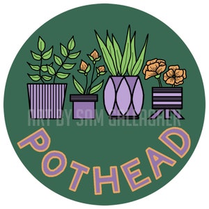 Può includere: Grafica rotonda verde con quattro piante in vaso in vasi viola e neri. Le piante hanno foglie verdi e fiori arancioni. La parola "POTHEAD" è viola con un contorno arancione.