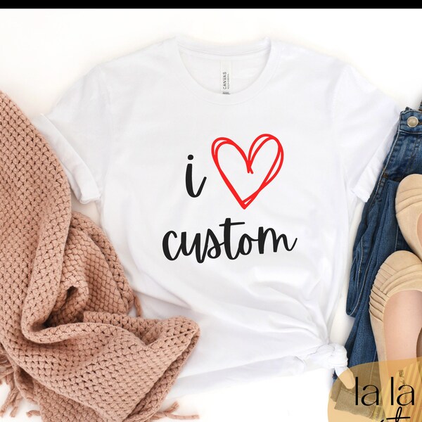 T-shirt coeur personnalisé | Ce t-shirt doux unisexe personnalisé vous permet de déclarer votre amour en tout confort | Personnalisez les chemises assorties ou de groupe