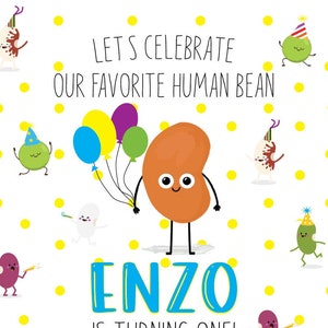 Puede incluir: Una invitación de cumpleaños colorida para un niño de un año llamado Enzo. La invitación presenta un personaje de frijol de dibujos animados con un sombrero de fiesta y globos. El texto dice "¡Celebremos a nuestro frijol humano favorito Enzo cumple un año!" con detalles sobre la fecha, la hora y la ubicación de la fiesta.