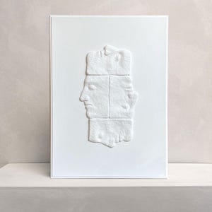 Scultura in cartapesta / Volti maschili astratti / Decorazione murale bianca / Arte murale moderna di metà secolo / KKS 033