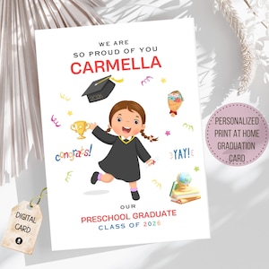 Puede incluir: Un juego de tres tazas de cerámica con acabado moteado y mate. Las tazas son de color crema, gris claro y gris oscuro. Cada taza tiene un diseño simple y minimalista.