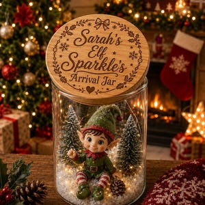 以下が含まれることがあります： Sarah's Elf Sparkle's Arrival Jarという文字とヒイラギや雪の結晶の縁取りが刻印された丸い木製蓋付きの透明なガラス瓶。中には、ミニチュアの松の木と人工雪の中に座っている小さなエルフのフィギュアが入っています。