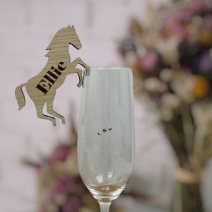 Noms de table cheval suspendus en bois - Noms de table de mariage - Décoration de verre à vin - Noms de lieux de Noël - Déco de table cheval - Déco de table de mariage