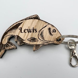 Personalisierter Fisch Schlüsselanhänger - Angeln Geschenk - Geburtstagsgeschenk - Schlüsselanhänger - Weihnachtsgeschenk - Karpfen - Koi - Fischer Geschenk - Holzschlüsselring