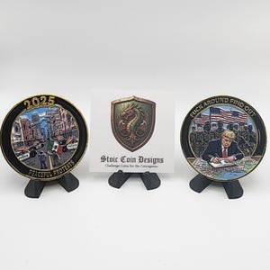 Puede incluir: Tres monedas de colecci&oacute;n en exhibici&oacute;n. Una moneda presenta una escena de la ciudad con el texto "2025 PEACEFUL PROTESTS". Otra moneda tiene el texto "FUCK AROUND FIND OUT". Una tarjeta en el centro dice "Stoic Coin Designs Challenge Coins for the Courageous."