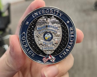 Moneda conmemorativa de la División de Patrulla del Departamento de Policía de Ocala (2025), 5 cm, con escena del centro de la ciudad.