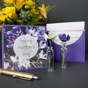 Muttertagsgeschenkbox, Muttertagskarte, Krokusblumen in Vasen