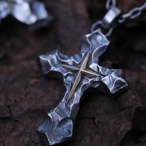 Colgante de plata de ley personalizado para hombre: collar de cruz con textura de roca y estrella dorada, regalo grabado para él, negro o plateado, 2 tamaños