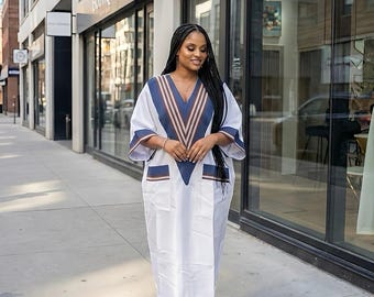 Witte Mikado Boubou-kaftan met Aso Oke-detail | Nigeriaanse feestjurk