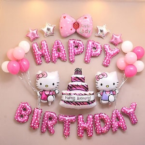 Può includere: Un festoso allestimento di palloncini di compleanno con palloncini a forma di lettera rosa a pois che scrivono "HAPPY BIRTHDAY". Include palloncini a stella e rotondi, due palloncini di Hello Kitty e un palloncino a forma di torta. Un palloncino a fiocco rosa dice "little lady".