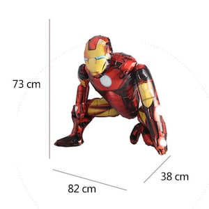 K&ouml;nnte beinhalten: Roter und goldener Iron Man Folienballon in einer hockenden Pose. Der Ballon ist 73 cm hoch, 82 cm breit und 38 cm tief.