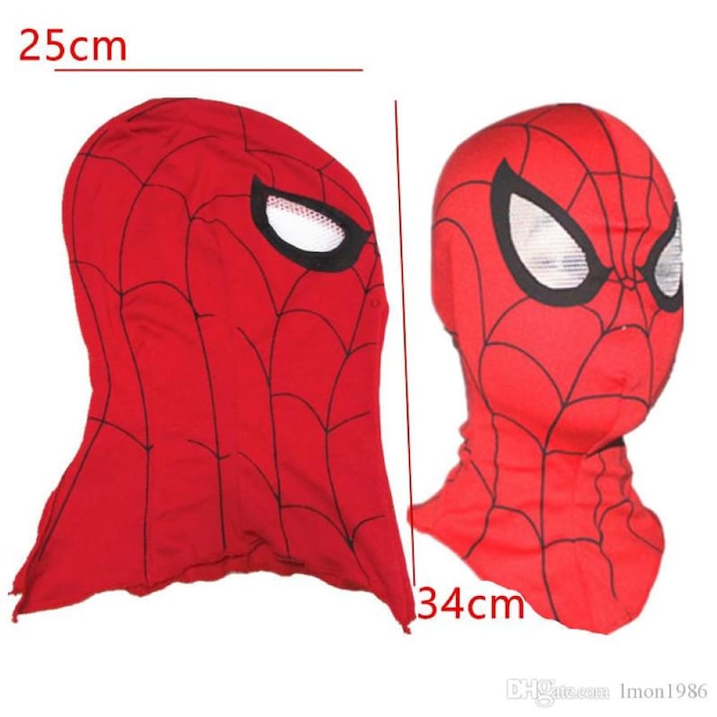 Op de afbeelding: Rood en zwart Spider-Man masker met een webdesign. Het masker is 25 cm hoog en 34 cm breed.