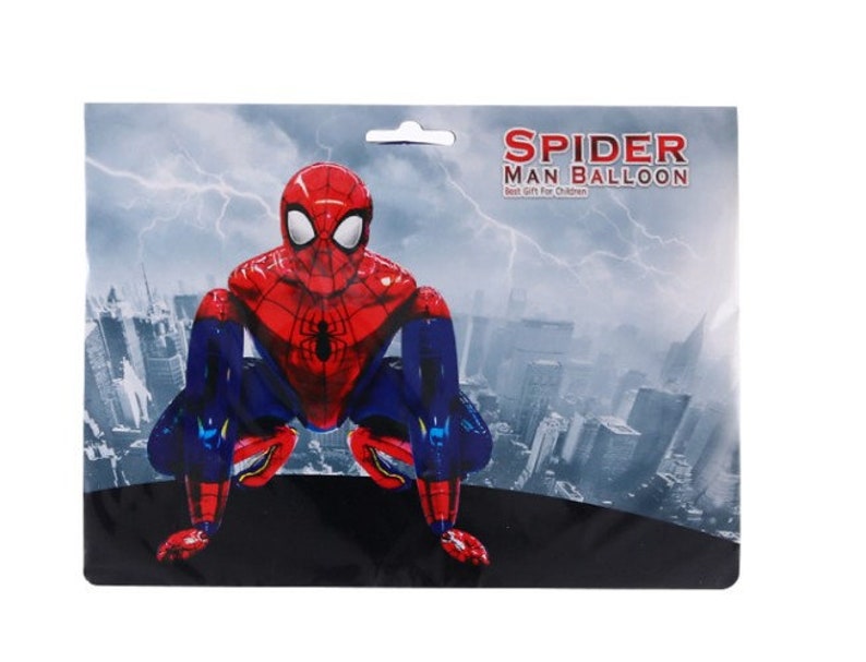 K&ouml;nnte beinhalten: Ein roter und blauer Spider-Man-Ballon mit einem Stadtpanorama im Hintergrund. Der Ballon befindet sich in einer hockenden Pose mit ausgestreckten Armen. Die Verpackung tr&auml;gt die Aufschrift "Spider-Man Balloon" und "Best Gift for Children".