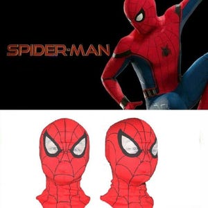 Op de afbeelding: Twee rode en zwarte Spider-Man-maskers met een wit gaas over de ogen. De maskers zijn gemaakt van een rekbaar materiaal en bedekken het hele hoofd.