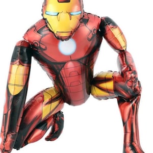 K&ouml;nnte beinhalten: Roter und goldener Folienballon in Form von Iron Man in einer hockenden Pose.