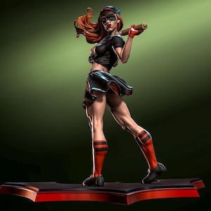 Puede incluir: Una figura esculpida de una jugadora de béisbol en una pose dinámica, sosteniendo un bate. La figura lleva una camiseta y falda negras, calcetines a rayas rojas y negras y zapatos negros. La figura tiene pelo rojo y una máscara. La base es negra y roja.
