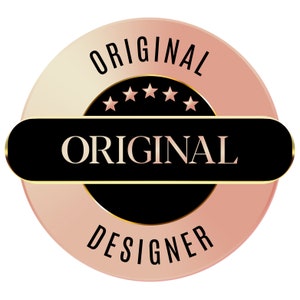 Peut inclure: Un badge rond rose et or avec le texte "ORIGINAL DESIGNER" et cinq &eacute;toiles dor&eacute;es.