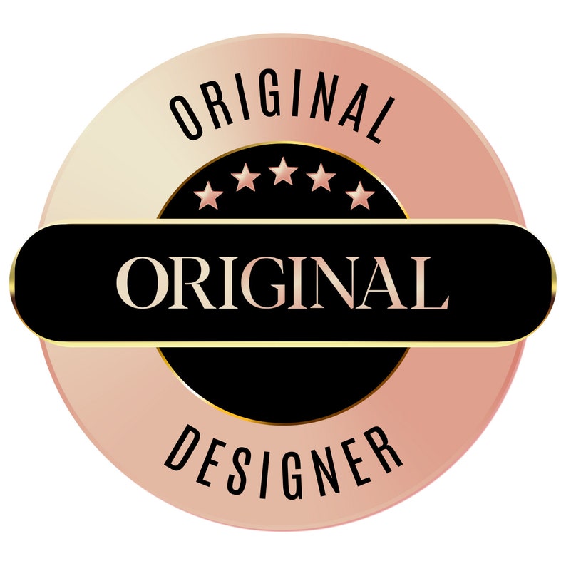Peut inclure: Un badge rond rose et or avec le texte "ORIGINAL DESIGNER" et cinq &eacute;toiles dor&eacute;es.
