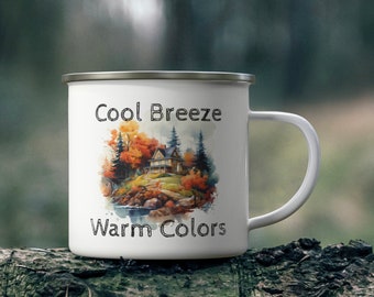 Taza esmaltada para acampar en otoño: diseño de cabaña de troncos y todoterreno vintage