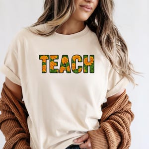 Camiseta de colores cómodos con letras florales de caléndula, regalo moderno para maestros, camiseta estética para maestros, camiseta de agradecimiento para maestros