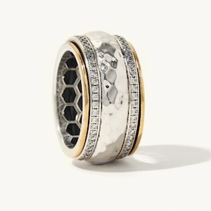 Lyxig handgjord spinnerring för kvinnor designad med hamrat 925 sterlingsilver, 14 karat gult guld och ädelstenar för att vara den perfekta presenten
