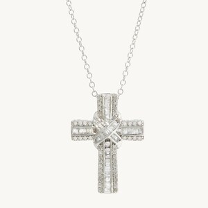 Puede incluir: Un collar de cadena de plata con un colgante de cruz engastado con diamantes. La cruz est&aacute; dise&ntilde;ada con un nudo en el centro y presenta diamantes de talla baguette.