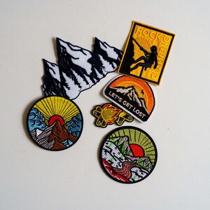 Berg- och solnedgångslapp. Stryk-på- eller broderad lapp. Gåva för klättrare, friluftsliv och klädreparationer.