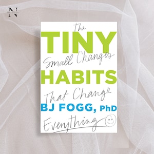 Puede incluir: Portada de libro con el título "The Tiny Habits That Change Everything" de BJ Fogg, PhD. El título está en verde y el nombre del autor está en azul.