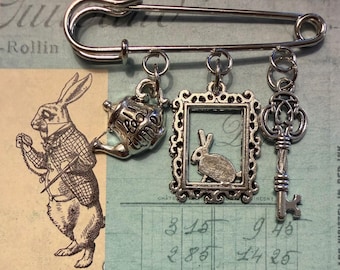Pin con dije inspirado en el País de las Maravillas - Tono Plateado, Joyería, Regalo para Lectores, Día de la Madre, Pin para Lectores